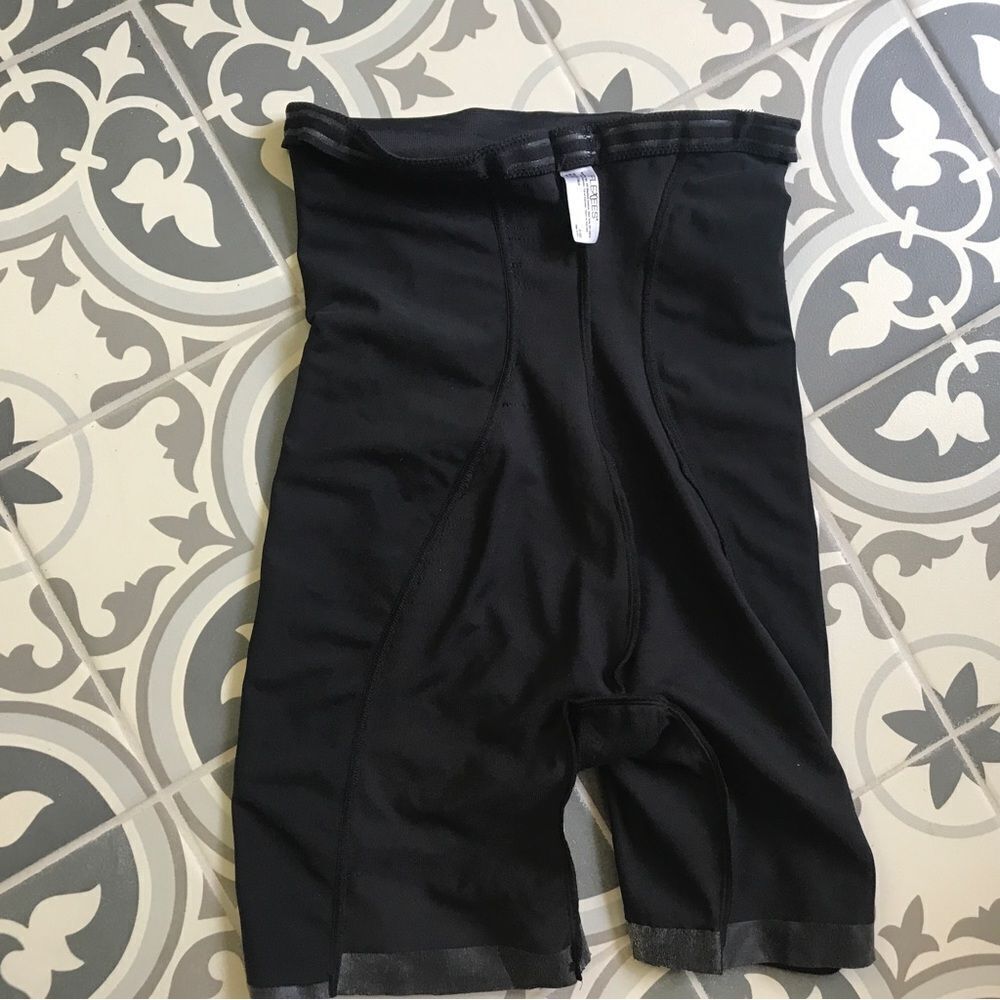 Maidenform Flexeees High Waist Thigh Slimmer (M) - Picture 11 of 11